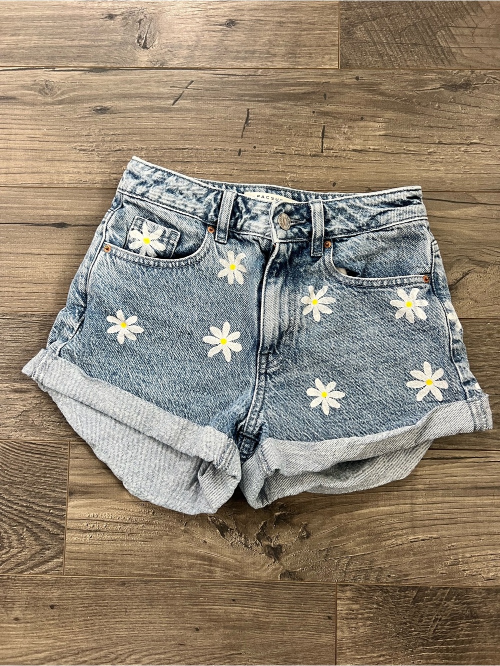 PacSun Light Wash Denim Daisy Patch High-Rise Shorts - Blue & White